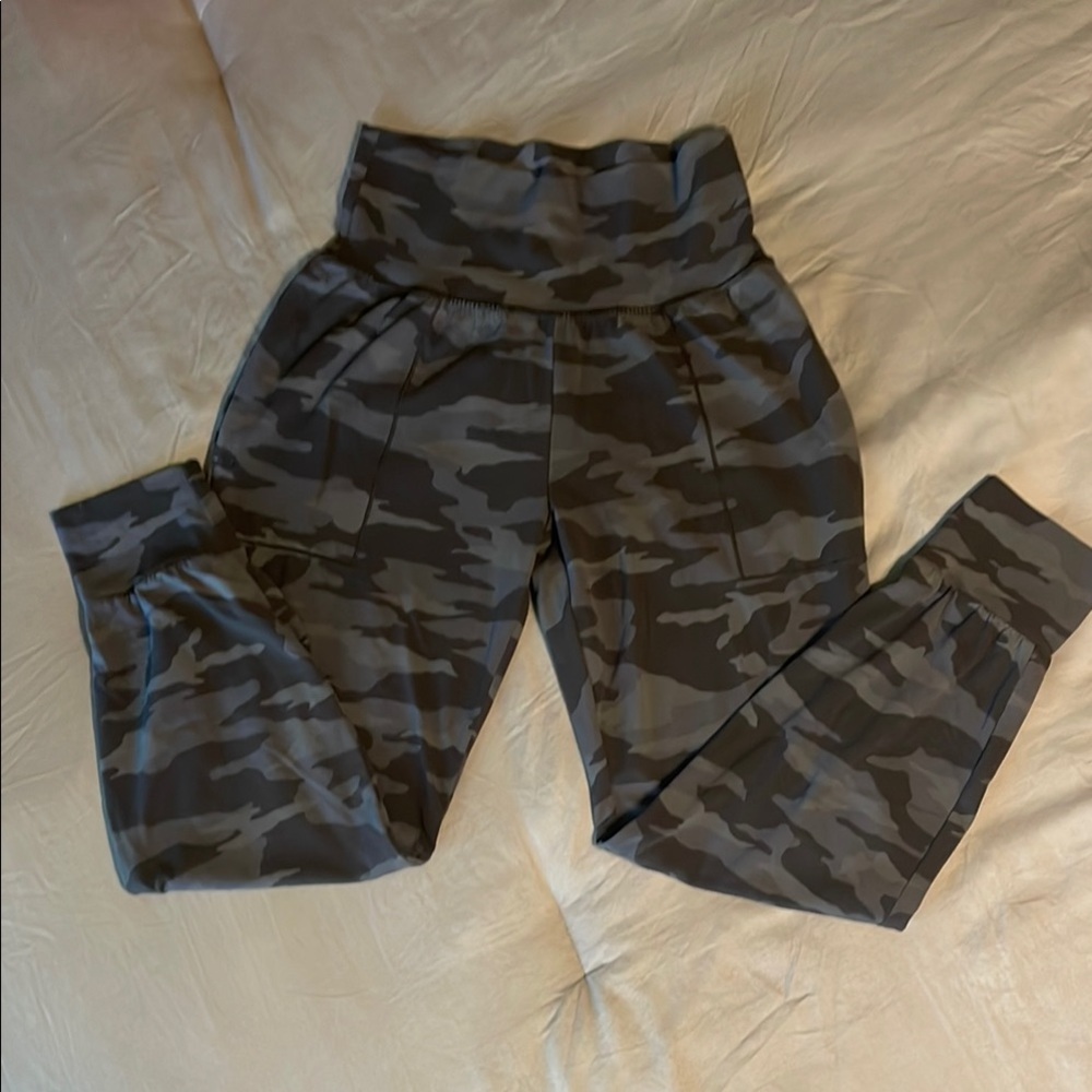 Athleta Gray Camo Salutation Joggers Womens Petit XS